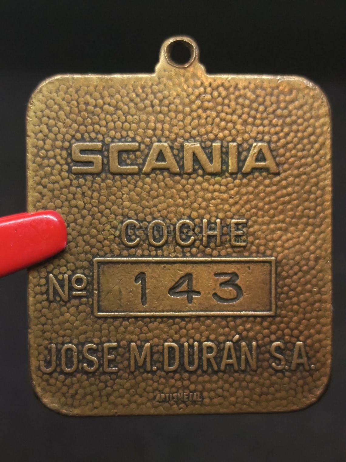 Placa "Scania Coche 143" y Placa "Conductor 58 Practicante"