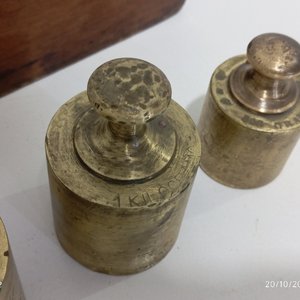 Antiguo Cepo de Madera con 12 Pesas de Bronce - imagen 5