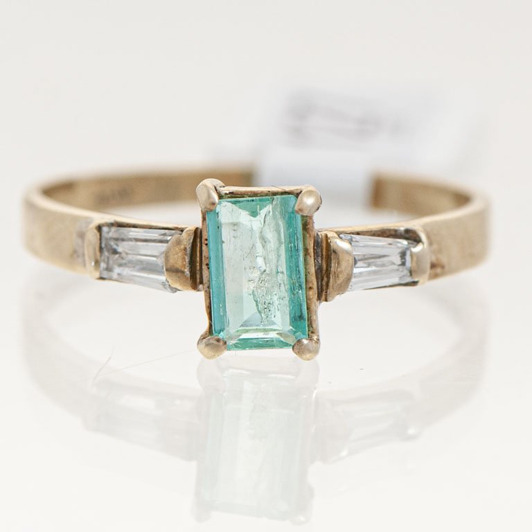 Lote siguiente: Anillo oro con esmeralda rectangular y brillantes baguette