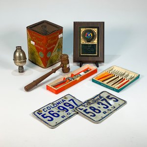 Lote siguiente: Lote de Colección: Martillo, Tijera, Placas, Pinches y Lata Vintage