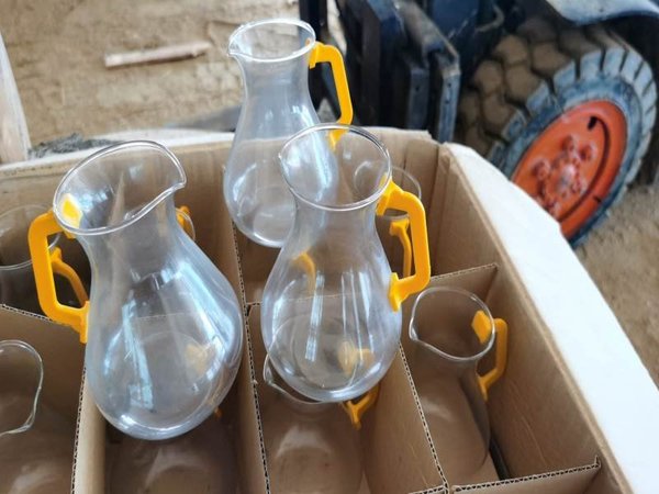 Jarras de Plástico Transparentes con Asa Amarilla