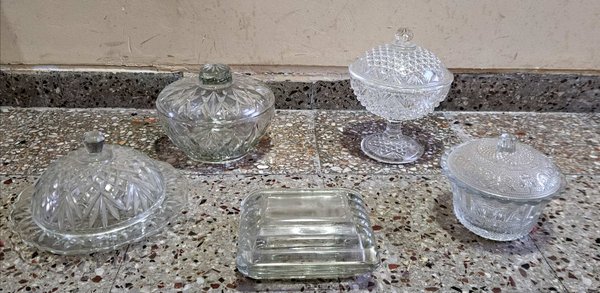 Lote de 5 Carameleras y Recipientes de Vidrio Tallado - imagen 1