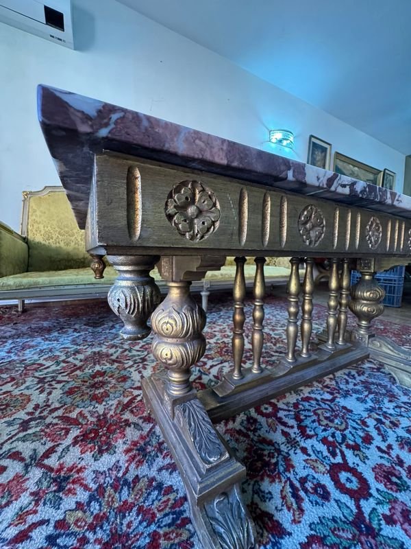 Mesa ratona de madera esculturada y dorada con tapa de mármol - imagen 3