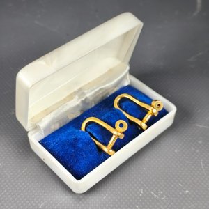 Par de Gemelos Dorados Diseño Grilletes con Estuche - imagen 2