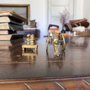 Pareja Sentada en Banco y Cañón a Escala Antiguo en Bronce - imagen 5