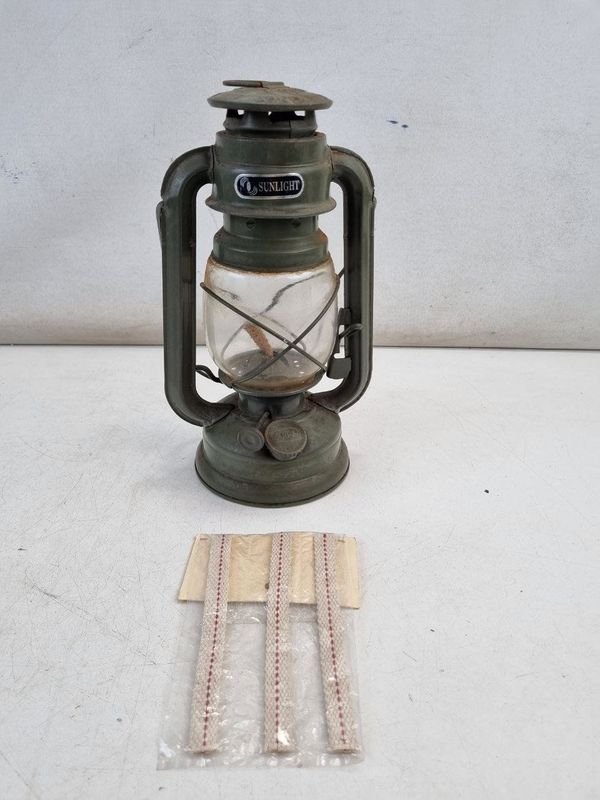 Antiguo Farol a Kerosene Sunlight Verde Militar con Mechas de Repuesto - imagen 1