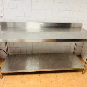 Lote siguiente: Mesada de Acero Inoxidable con Estante Inferior - 180x70x85cm