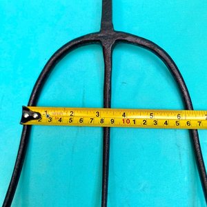 Muy antigua herramienta de campo orquilla de tres puntas, en la parte donde empieza zona centro esta sellada de ambos lados se aprecia ilegible por su años, tiene un reparación en la punta del centro. Largo  42 cm - imagen 6