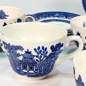 Juego de Loza Blanca y Azul con Decoración China: 11 Tazas y 4 Platillos - imagen 3