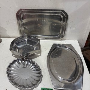 Lote siguiente: Bandejas de Acero Inoxidable Variadas