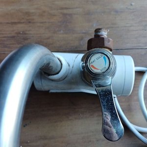 Calentador de Agua para Canilla y Estabilizador de Voltaje Amper - imagen 2