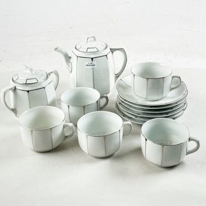 Lote siguiente: Juego de Té Porcelana Blanca y Plateada: Tetera, Azucarero, 4 Tazas y 4 Platillos