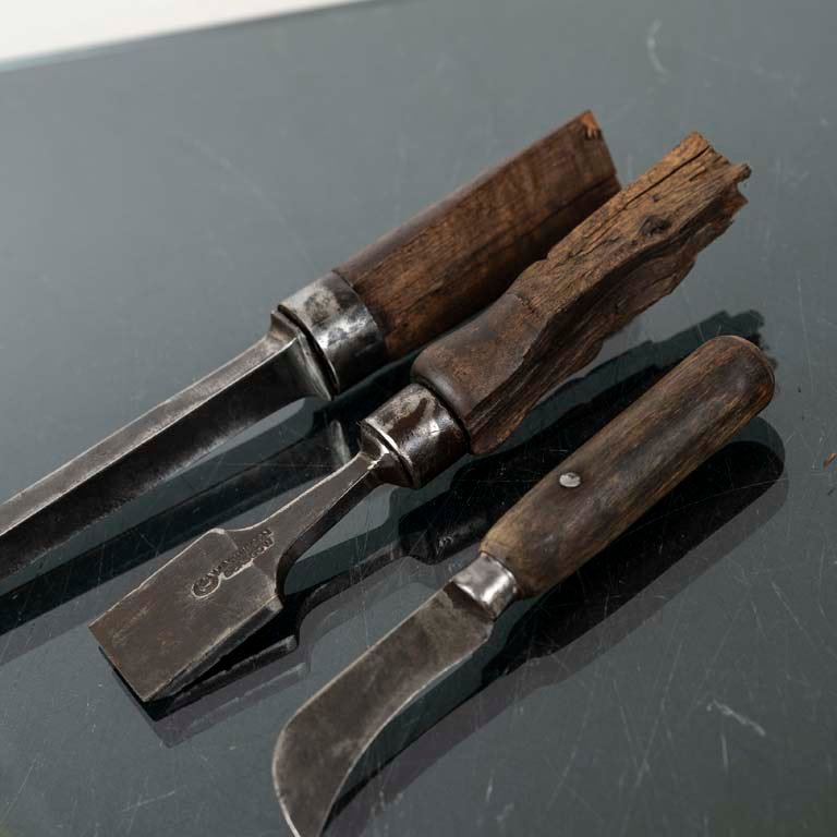 Tres herramientas antiguas con mango de madera - imagen 2