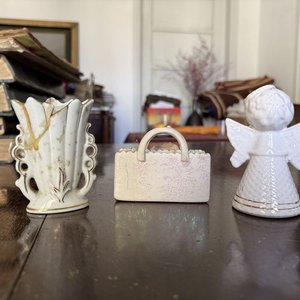 Lote de 3 Artículos Decorativos de Porcelana: Ángel, Canasta y Florero - imagen 5