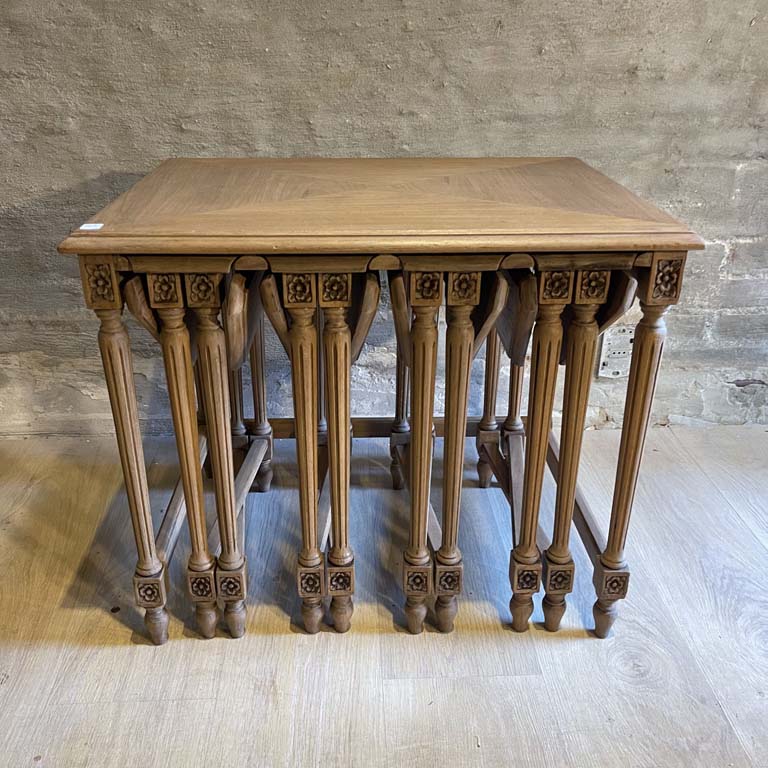 Lote siguiente: 5 Mesitas Nido Inglesas en Madera con Diseño Tradicional