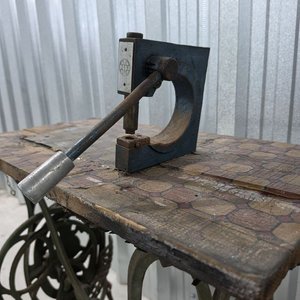 Mesa de Trabajo Antigua con Prensa Manual de Palanca y Base de Máquina de Coser - imagen 5