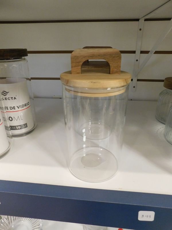 Recipiente con tapa de madera y agarradera arriba