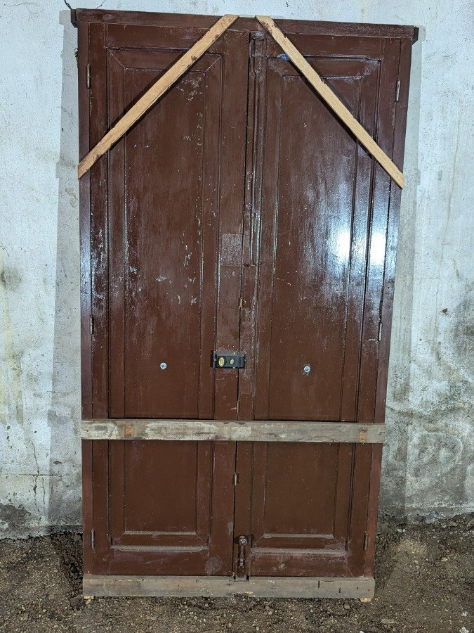 Puerta antigua de madera con marco y manotones de bronce - imagen 11