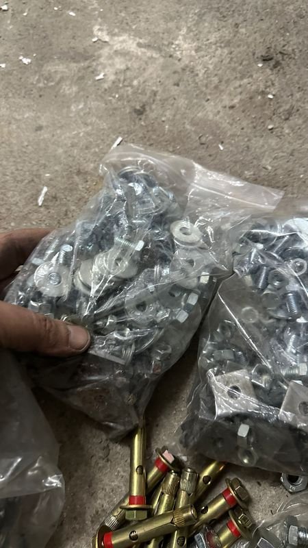 Gran cantidad de tornillería y anclajes en buen estado - imagen 4