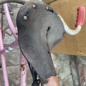 Bicicleta Tándem Rosa Antigua con Asiento de Cuero a Reparar - imagen 3