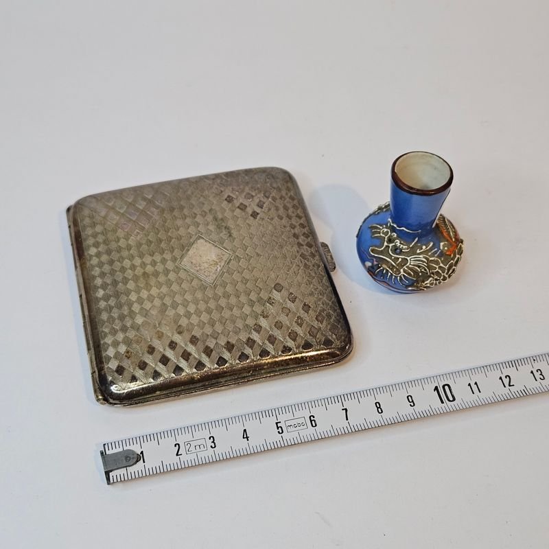 Lote siguiente: Cigarrera y jarrón miniatura japonesa