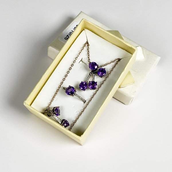 Conjunto de Joyería de Plata con Piedras Moradas: Anillo, Dije y Caravana - imagen 1