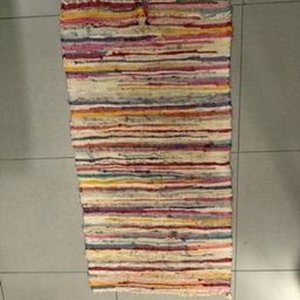Lote siguiente: Alfombra Tejida de Tela Multicolor