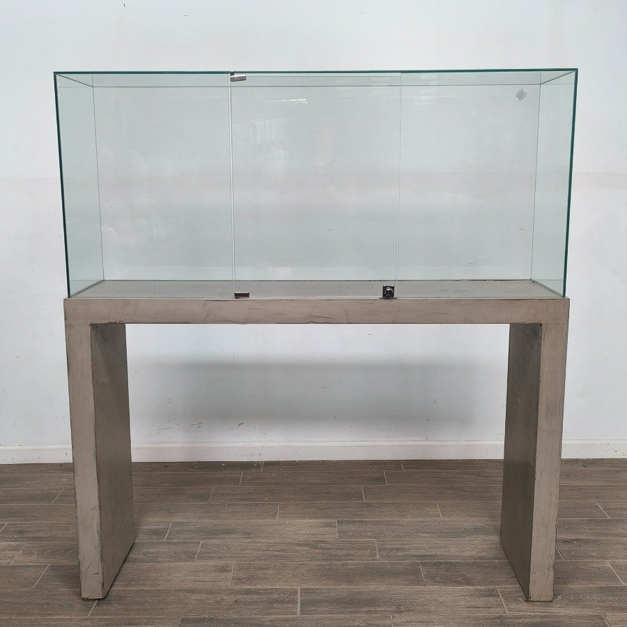 Lote anterior: Vitrina exhibidora moderna con base imitación de concreto