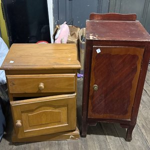 Lote siguiente: Juego de 2 Mesas de Luz de Madera
