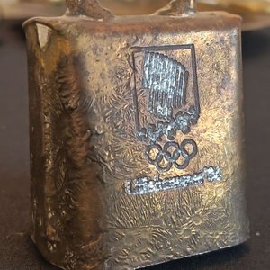 Lote de Piezas Antiguas: Jarro Cervecería, Cenicero, Campanilla y Cencerro Conmemorativo - imagen 11