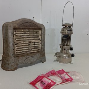 Lote siguiente: Estufa Eléctrica Antigua y Farol Metálico con Mantillas