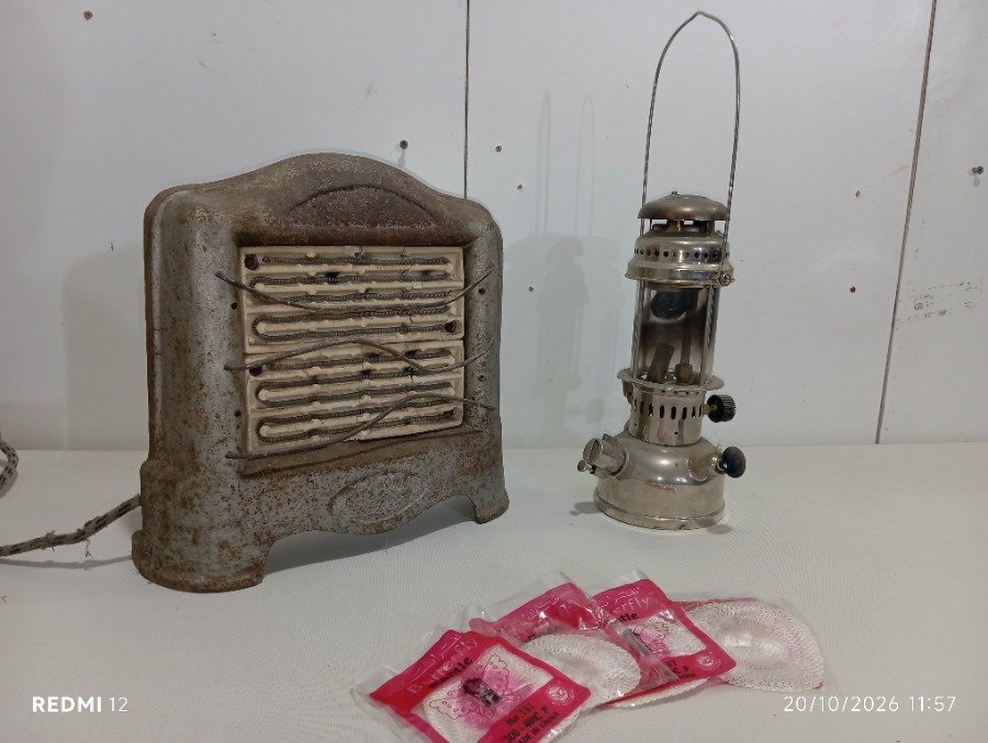 Estufa Eléctrica Antigua y Farol Metálico con Mantillas