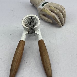 Lote siguiente: Rompe nueces cónico de aluminio esmaltado blanco con mangos de madera