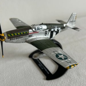 Lote siguiente: Réplica Coleccionable Caza P-51B Mustang "Bald Eagle" Escala 1:72