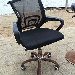 Dos Sillas de Oficina y Taburete con Detalles – Se Vende a la Vista - imagen 15