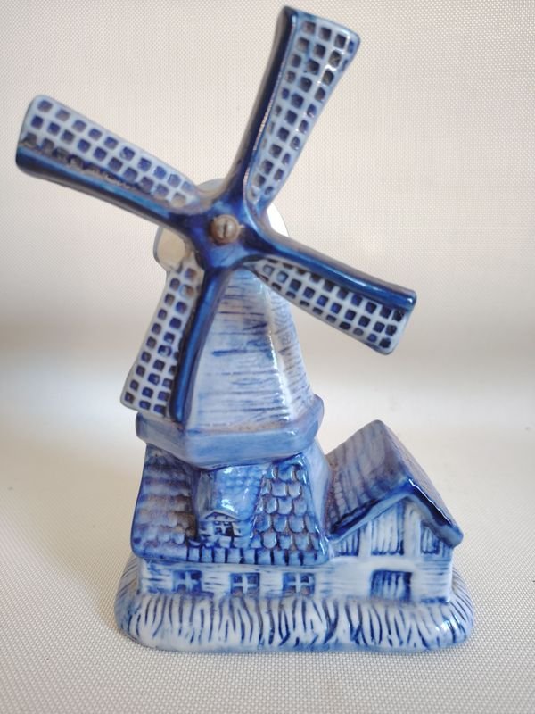 Casita con molino típico holandés de porcelana azul y blanca - imagen 1