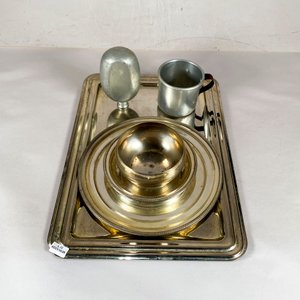 Lote anterior: Bandeja Ovalada con Taza, Cantimplora y Recipientes de Aluminio