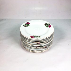 Lote de 12 Platos de Porcelana Blanca con Diseño Floral y Borde Dorado - imagen 2
