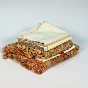 Lote anterior: Lote de Servilletas y Carpetas de Hilo y Tela con Decoración Floral
