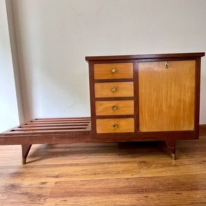 Mueble Bar Estilo Americano con 3 Cajones y Puerta con Llave - imagen 2