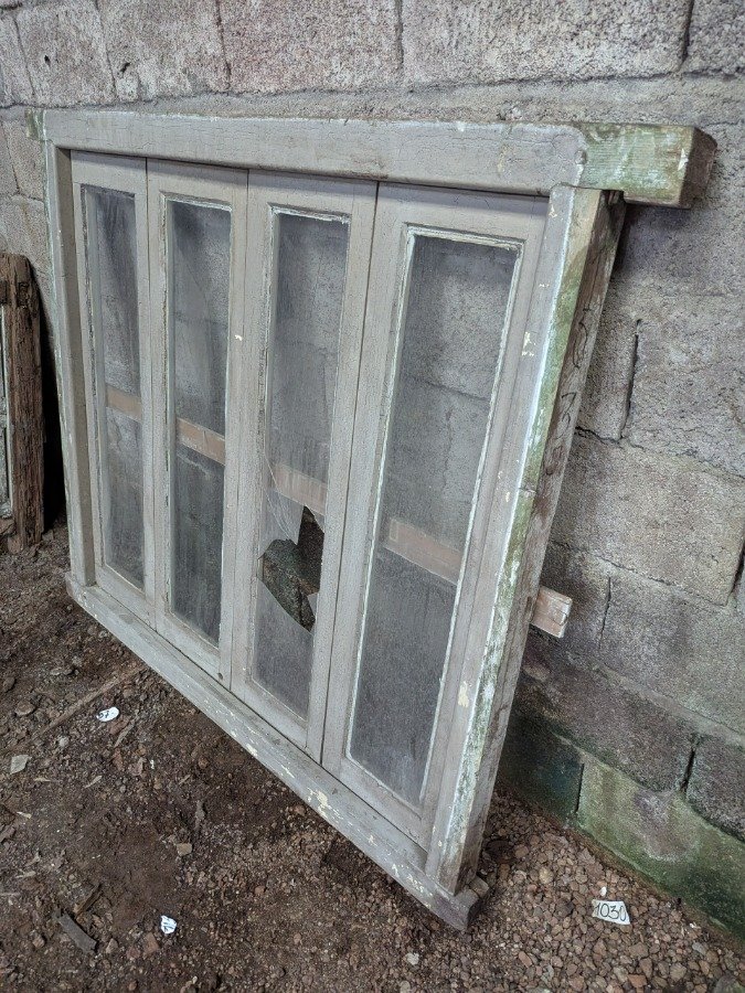 Ventana con cuatro hojas batientes en cedro, falleba y marco de pinotea. - imagen 4