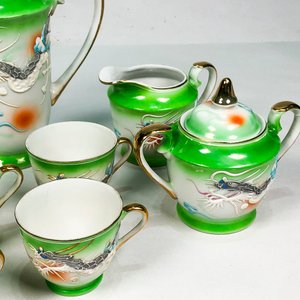 Juego de Porcelana Oriental Verde Esmaltada: Tetera, Lechera, Azucarero y Pocillos con Platitos - imagen 3