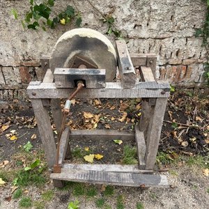 Lote anterior: Piedra de Afilar Antigua con Soporte de Madera y Manivela