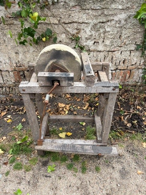 Piedra de Afilar Antigua con Soporte de Madera y Manivela