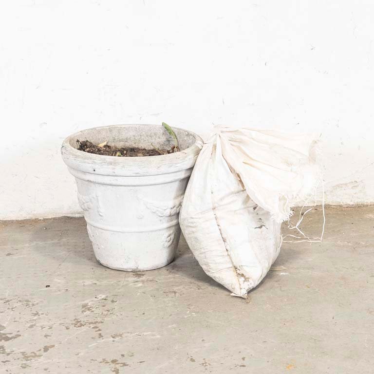 Maceta y bolsa de tierra para jardinería
