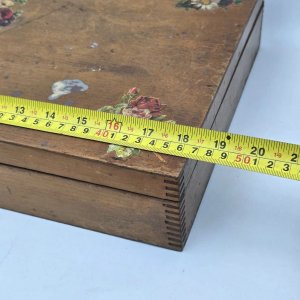 Caja de Madera Antigua con Componentes Metálicos y Decoración Floral - imagen 5