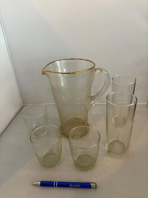 Lote siguiente: Vasos de cristal con tapas azules