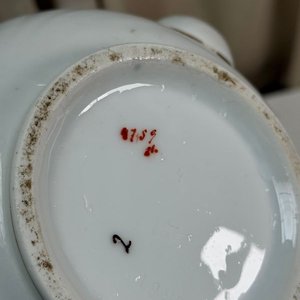 Tetera de Porcelana Isabelina con Diseño Floral y Bordes Dorados - imagen 6