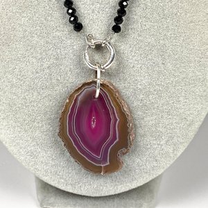 Collar de Cristal Negro con Colgante de Ágata y Cierre Marinero de Plata - imagen 3