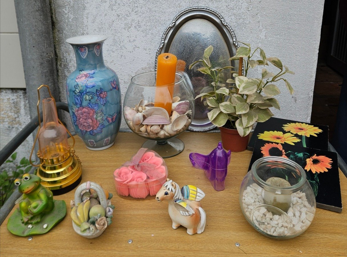 Lote de Adornos Varios: Jarrón, Rana, Cesta de Frutas, Caballo Alado y Más